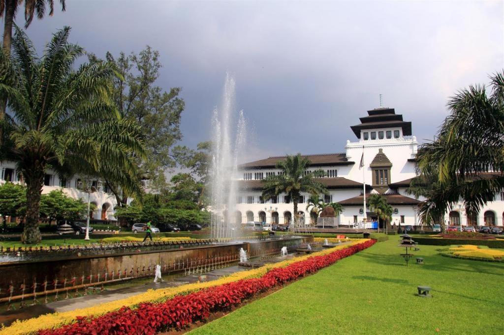 Mine Home Hotel Bandung Buitenkant foto